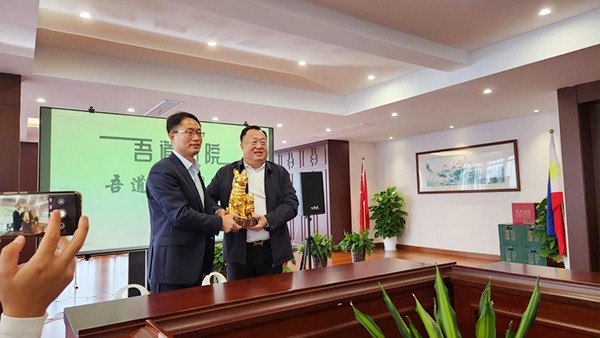 蘇商會贈李興華董事長導師禮