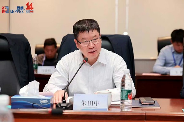 燦勤科技朱田中董事長座談會現場與大家互動