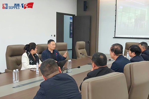 西朗門業董事長楊元嘉向各位領導介紹企業