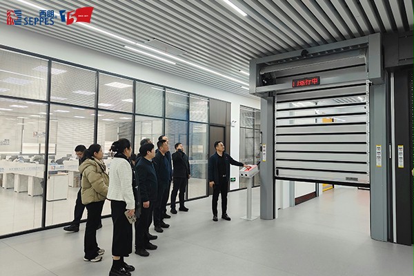 西朗門業董事長楊元嘉為領導們演示高端工業門產品在工業物聯網中的應用